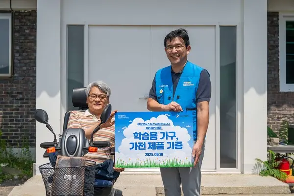 홍용준 쿠팡로지스틱스서비스 대표(오른쪽)와 박창진 꿈이있는마을 원장이 19일 학습가구·가전 기증식을 갖고 기념촬영을 하고 있다. (사진제공=쿠팡)