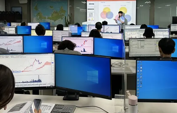 한국투자증권이 개인투자자를 위해 무료 MTS·HTS 강의를 제공 중이다. 사진은 지난 6월 교육장 전경