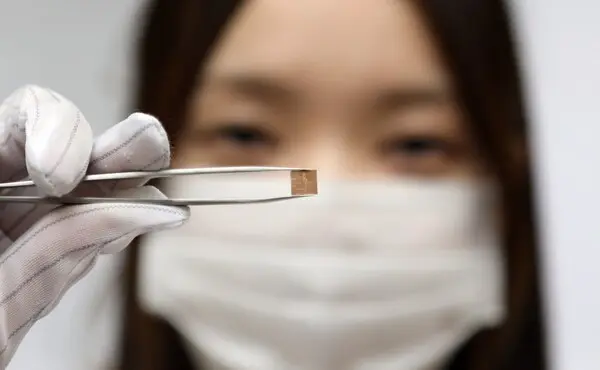 LG이노텍 직원이 코퍼 포스트(Cu-Post) 기술을 적용한 RF-SiP 기판을 선보이고 있다. (제공 LG이노텍)