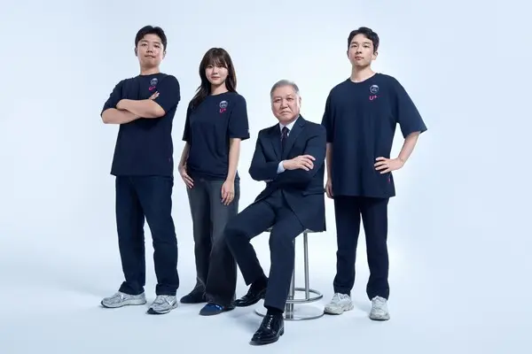 보안 앰배서더로 선정된 권일용 교수(오른쪽 2번째)와 LG유플러스 직원들이 전국 매장에 부착될 포스터 촬영을 하는 모습. (제공 LGU+)