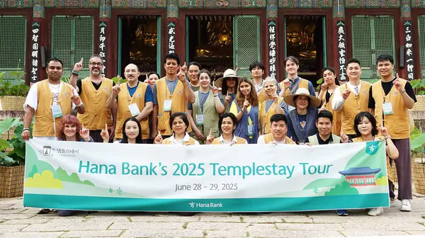 이날 행사에 참석한 외국인 손님들이 법주사 앞에서 기념촬영을 하고 있다.