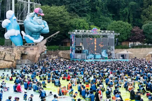 지난해 캐리비안 베이 파도풀에서 펼쳐진 워터 뮤직 풀파티 현장. (제공 에버랜드)