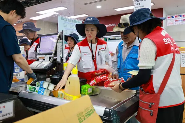 경기도 광주시 마트에서 희망브리지 자원봉사자들이 이재민과 함께 생필품을 계산하고 있다. (사진제공=희망브리지)