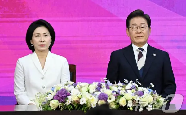 이재명 대통령이 취임 선서를 하기 위해 4일 오전 김혜경 여사와 함께 서울 여의도 국회에 도착해 자리에 앉아 있다. 2025.6.4/뉴스1 ⓒ News1 국회사진기자단