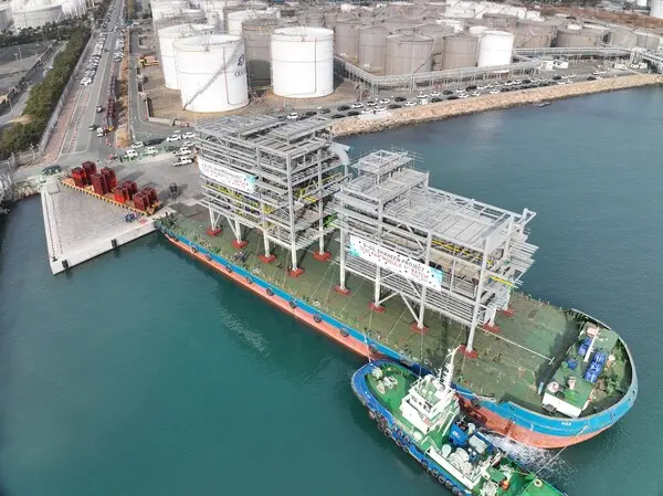 샤힌 프로젝트 대형 모듈을 실은 바지선이 울산신항 부두에 접안하는 작업을 하고 있다. (사진=DL이앤씨)