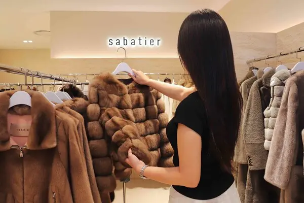 신세계 에스테이트(본점 신관) 3층 사바티에 모피 매장에서 모피를 쇼핑하고 있는 고객 모습 (사진제공=신세계백화점)
