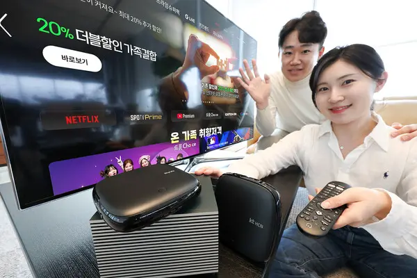 모델들이 ipit TV 화면 앞에서 kt skylife와 kt HCN 셋톱박스와 함께 KT 그룹의 미디어 플랫폼 확대를 소개하고 있다. (제공 kt)