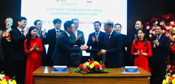 박상형 한전KDN 사장과 응우엔 민 키엠 EVNICT 대표(왼쪽부터)가 협약서를 교환하고 있다