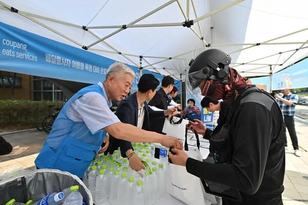 쿠팡이츠서비스가 지난 29일 성남시 지역에서 여름철 온열질환 예방 캠페인을 열고 배달파트너에게 다양한 안전물품을 지원했다. (사진제공=쿠팡)