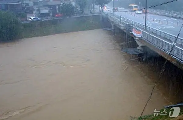 시간당 80㎜의 극한 호우가 쏟아진 17일 홍수주의보가 발효된 광주 풍영정천2교의 모습. (영산강홍수통제소 갈무리. 재판매 및 DB 금지) 2025.7.17/뉴스1 ⓒ News1 이승현 기자