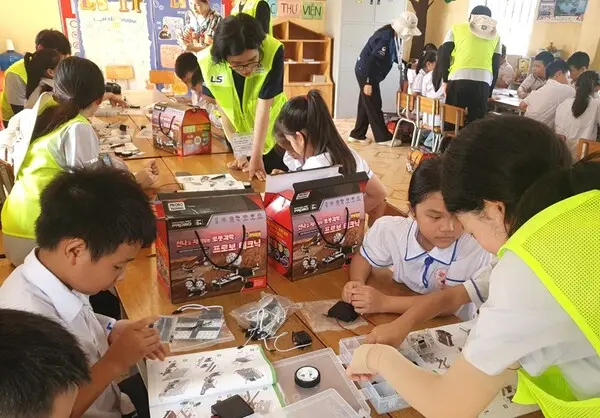  * LS 대학생 해외봉사단 28기 단원들이 이달초 베트남 팜타이 초등학교에서 학생들을 대상으로 과학키트 만들기 체험학습을 진행하고 있다