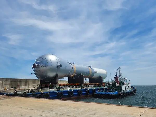 울산 샤힌 프로젝트 패키지-2 현장 설치를 위해 해상 운송 중인 리액터 (사진제공=현대엔지니어링)