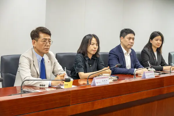 ] 정익중 아동권리보장원 원장(왼쪽)과 이찬석 롯데장학재단 사무국장(오른쪽)이 기념사진을 촬영하고 있다.