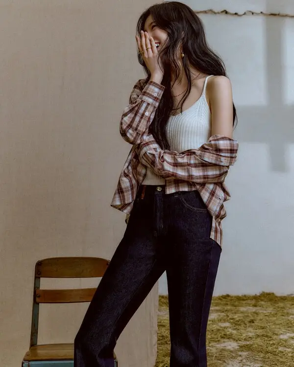 보헤미안 감성에 현대적 시크함 더한 수자의 가을 화보 (사진제공=게스)