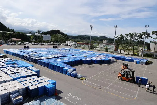 동아쏘시오홀딩스는 전국재해구호협회와 함께 가뭄 피해를 겪고 있는 강릉시에 생수 40만 병을 긴급 지원했다. 사진은 지원을 위해 강릉 아레나에 모인 생수. (사진=희망브리지)