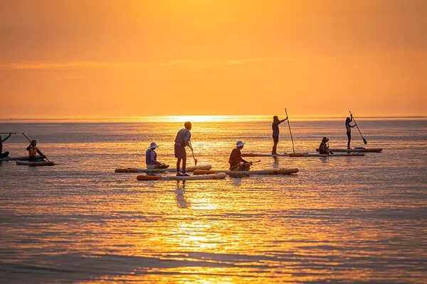 아일랜드 리솜에서 진행되는 패들&서프 클래스 (사진제공=호반호텔앤리조트)