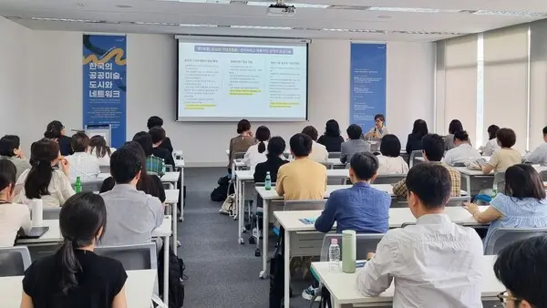  세화미술관 2층 교육실에서 13일에 열린 ‘2025 공공미술 포럼’ 행사 중 김이순 미술사학자가 발표를 진행하고 있다. (사진제공=세화미술관)