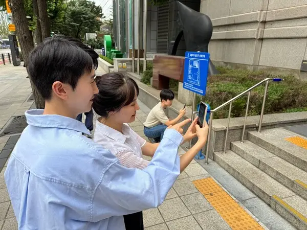 SK이노베이션 계열 구성원들이 지난 14일 로드메이커 활동에 참여해 사진을 촬영하고 있다 . (제공 SK이노베이션)