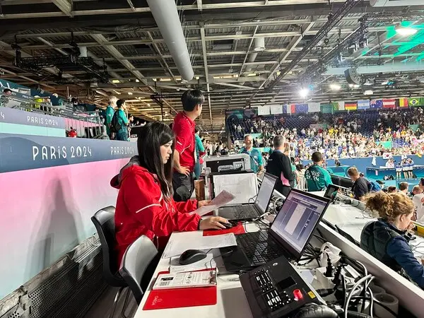 2024년 파리올림픽 경기장에서 아이티센클로잇 직원이 대회통합관리시스템을 활용해 경기를 관리하는 모습