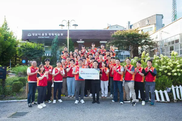 안재현 사장과 에코랩 구성원들이 울타리 설치 및 페인트 작업 등 봉사활동을 마치고 기념사진을 촬영하고 있다. (제공 SK케미칼)