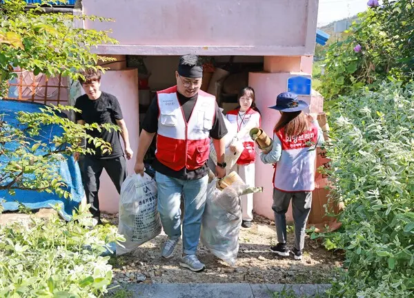 희망브리지 직원들이 서산 수해가정에서 집수리 봉사활동을 하고 있다. (사진제공=희망브리지)