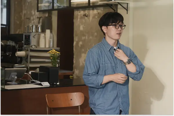 ‘비범한 프로젝트’ 1기 최종 선정자인 이웅희(34) 씨가 서울 중구 신당동 ‘코시아 커피’에서 인터뷰를 하고 있다. (제공 NHN)