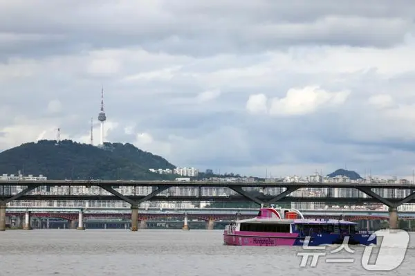 첫 운항 시작한 한강버스가 18일 오전 서울 송파구 한강버스 잠실 선착장에서 뚝섬선착장으로 이동하고 있다. 한강버스는 상행(마곡-잠실), 하행(잠실-마곡) 구간의 총 7개 선착장(마곡-망원-여의도-압구정-옥수-뚝섬-잠실), 28.9㎞ 구간을 오간다. 2025.9.18/뉴스1 ⓒ News1 황기선 기자