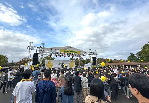 지난 9일 울진 왕피천공원에서 열린 ‘트리헌드레드 페스티벌’에 산불 피해 주민과 관광객들이 참여해 공연을 즐기고 있다(사진제공=희망브리지)