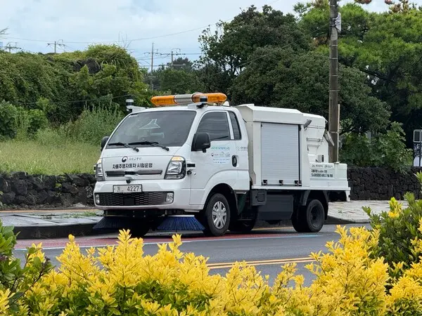 시범운행 차량이 제주 시내를 주행하며 도로를 청소하고 있는 모습. (제공 LGU+)