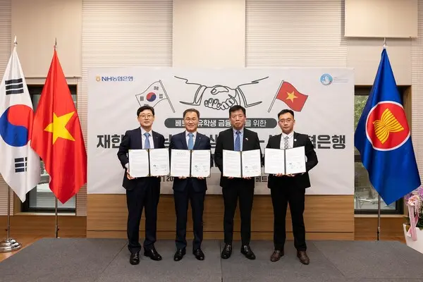 (왼쪽부터) 조장균 농협은행 외환사업부장, 엄을용 농협은행 기업금융부문 부행장, 부 호(VU HO) 주한베트남대사, 응우옌 쩐 흥(Nguyen Tran Hung) 재한베트남유학생총회 회장