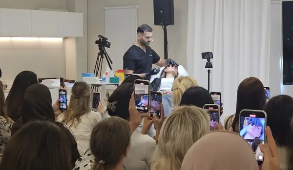 휴젤의 스웨덴 ‘리볼렉스 마스터 클래스’에서 유세프 하파르 박사가 현장 시연을 진행하고 있다. 