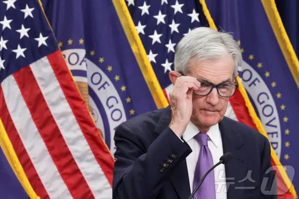 제롬 파월 연방준비제도(연준) 의장이 29일(현지시간) 기준금리를 0.25%포인트 인하해 3.75~4%로 조정한 회의를 마치고 기자회견을 하고 있다.
