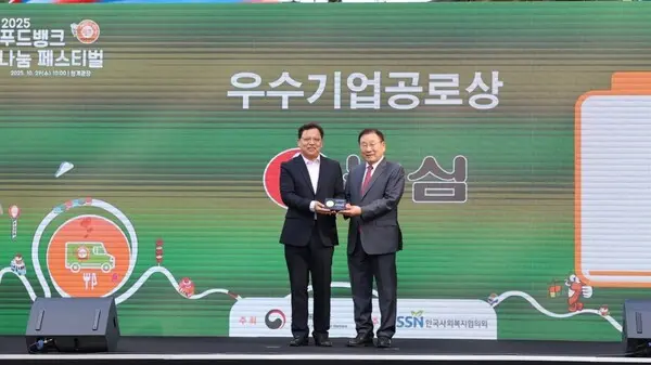 농심이 지난 29일 서울 청계광장에서 열린 ‘2025 푸드뱅크 나눔 페스티벌’에서 사회공헌 공로를 인정받아 보건복지부 장관상을 수상했다. 사진 왼쪽부터 농심 김보규 상무, 한국사회복지협의회 김성이 회장