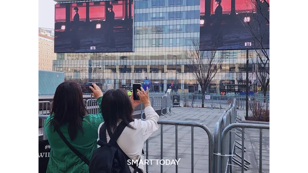‘안전 최우선’ BTS 공연 준비로 바쁜 광화문 일대…12시간 전에도 인파 북적