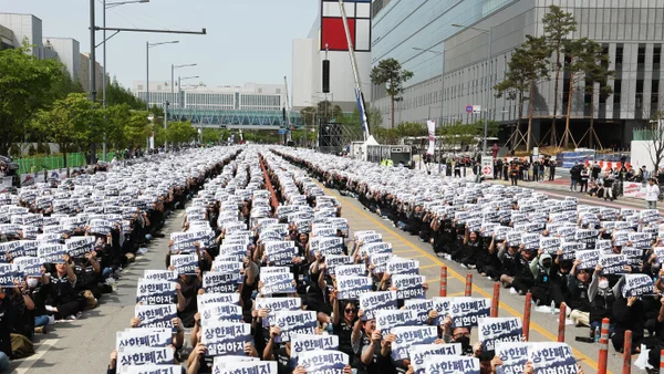 40조 성과급 vs 주주 재산권…삼성전자 평택서 노조·주주 '맞불' 집회