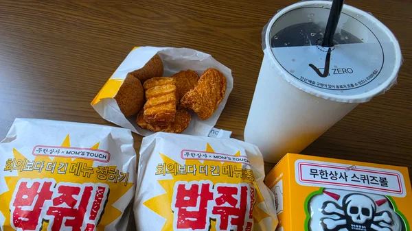 [냠냠뷰] 불같은 박차장, 느긋한 정과장…무한도전 IP를 맛에 녹인 맘스터치