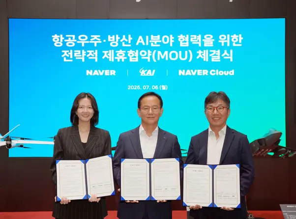 KAI와 팀네이버 방산 AI 분야 체결식 기념사진. 왼쪽부터 네이버 최수연 대표이사, KAI 김종출 대표이사 사장, 네이버클라우드 김유원 대표이사의 모습. KAI 제공