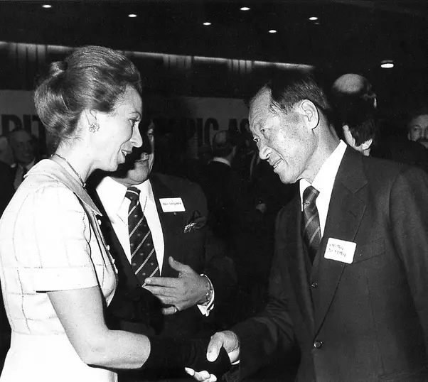 1980년대 영국올림픽 위원회 위원으로 활동하던 앤 공주와 서울 올림픽 유치를 위해 활동하던 정주영 창업주가 런던에서 악수하는 모습. HD현대 제공