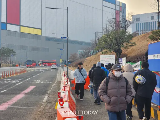 삼성전자 평택캠퍼스 공장 건설현장 근로자들이 출입로를 지나고 있다. 출처=김종현 기자