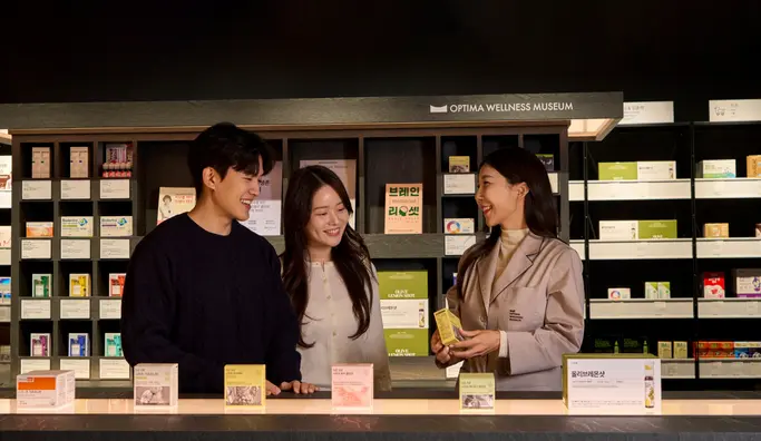 사진 2) 신개념 도심형 큐레이션 대형 약국 ‘옵티마 웰니스 뮤지엄 약국(OWM 약국) 종각점’이 영풍문고 종각종로본점 내에 새롭게 문을 열었다. 사진은 종각점의 큐레이션 존에서 약사가 고객들과 상담하는 모습.