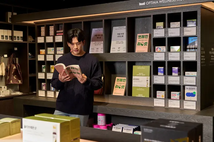 사진 3) 신개념 도심형 큐레이션 대형 약국 ‘옵티마 웰니스 뮤지엄 약국(OWM 약국) 종각점’이 영풍문고 종각종로본점 내에 새롭게 문을 열였다. 사진은 종각점의 도서 존에서 고객이 건강 관련 서적을 살펴보는 모습.