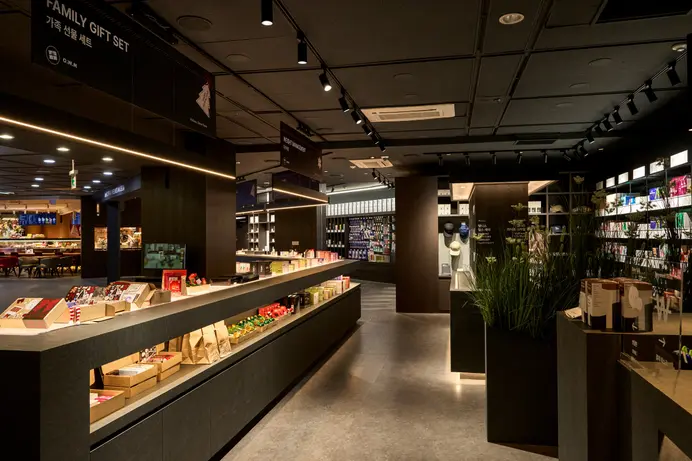사진 4) 신개념 도심형 큐레이션 대형 약국 ‘옵티마 웰니스 뮤지엄 약국(OWM 약국) 종각점’이 영풍문고 종각종로본점 내에 새롭게 문을 열였다. 사진은 종각점 매장 내부 전경.