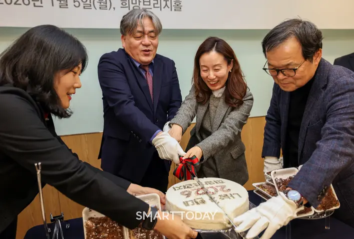 희망브리지 전국재해구호협회 신년 간담회에서 떡 커팅식을 진행하고 있다. (왼쪽부터) 이지영 총무배분파트장, 임채청 희망브리지 회장, 김희윤 구호모금국장, 권오용 희망브리지 부회장 (사진=희망브리지)