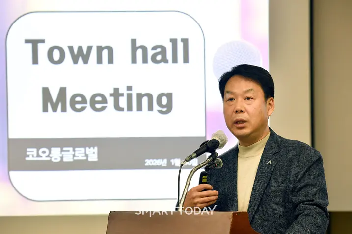김영범 코오롱글로벌 사장이 타운홀 미팅에서 임직원들과 올해 실적 가이던스를 공유하고 결속력을 다졌다. (사진제공=코오롱글로벌)