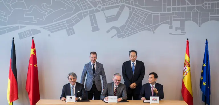 F.l.t.r.: SEAT President Luca de Meo, CEO of Volkswagen AG Dr. Herbert Diess, Volkswagen Group China CEO Dr. Stephan Wöllenstein, Anhui province Governor Li Jinbin, and JAC Chairman An Jin.