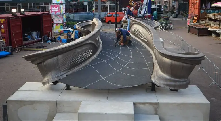 세계 최초로 3D로 설계된 암스테르담의 MX3D 강철 교량. 요리스 라만 랩이 디자인했다. 