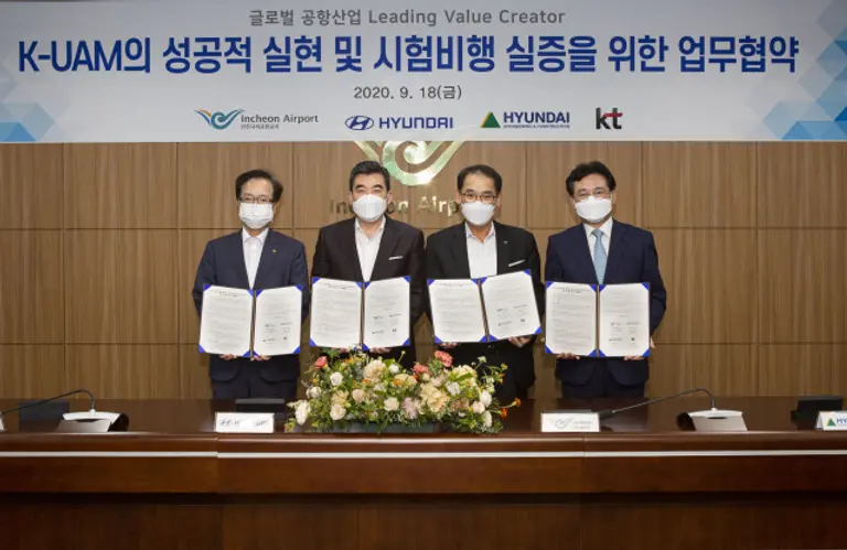 사진=KT 전홍범 부사장, 현대자동차 신재원 부사장, 인천국제공항공사 백정선 여객본부장, 현대건설 서경석 부사장이 업무협약 체결 후 기념 촬영하고 있다