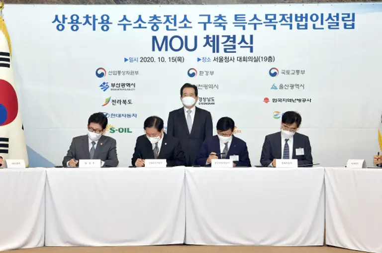 사진=사진 왼쪽부터 환경부 조명래 장관, 산업통상자원부 성윤모 장관, 정세균 국무총리, 한국지역난방공사 황창화 사장, 현대자동차 공영운 사장이 업무협약을 체결하고 있다