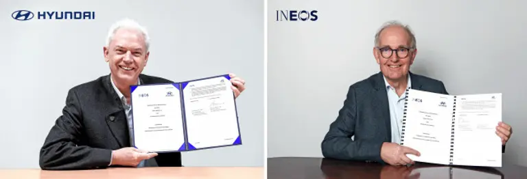 사진=왼쪽부터 알버트 비어만 현대차 연구개발본부장과 피터 윌리엄스 이네오스 최고기술책임자가 업무 협약을 체결하고 기념촬영을 하고 있다