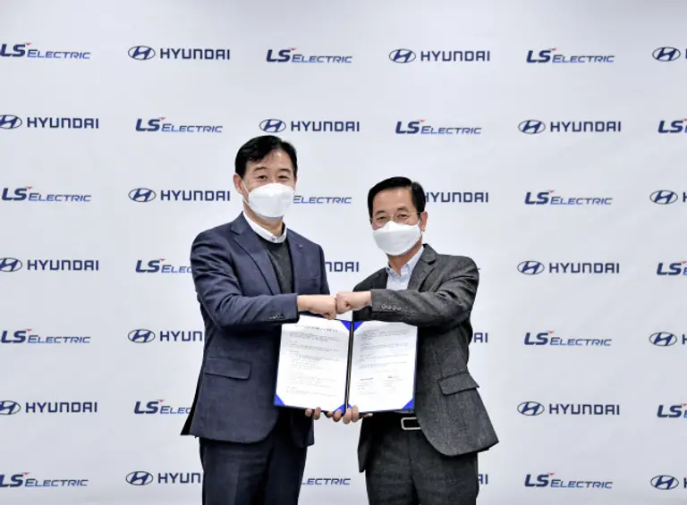 사진=왼쪽부터 오재석 LS일렉트릭 글로벌사업본부장과 김세훈 현대차 연료전지사업부장이 업무 협약을 체결하고 기념촬영을 하고 있다